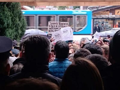 En San Martín de los Andes, vecinos y comerciantes se manifestaron contra el estacionamiento medido
