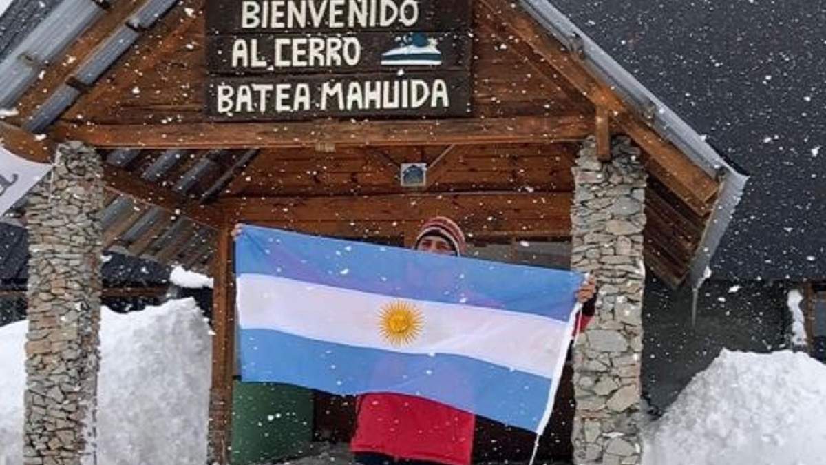 El cerro Batea Mahuida se encuentra emplazado sobre la ruta provincial 13 a la altura del kilómetro 10 en Villa Pehuenia. Fuente: (Patagonia Andina)
