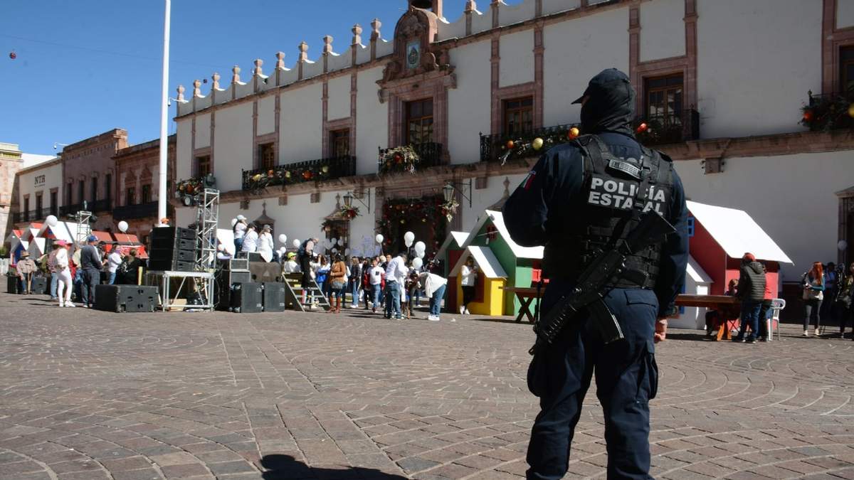 Un policía observa una protesta para exigir que se encontraran con vida a Daniela, Viviana, Paola y José, jóvenes que desaparecieron el 25 de diciembre mientras se trasladaban de Jerez a Colotlán