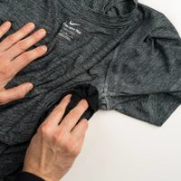 Trucos fáciles y caseros para eliminar las manchas de desodorante de la ropa oscura