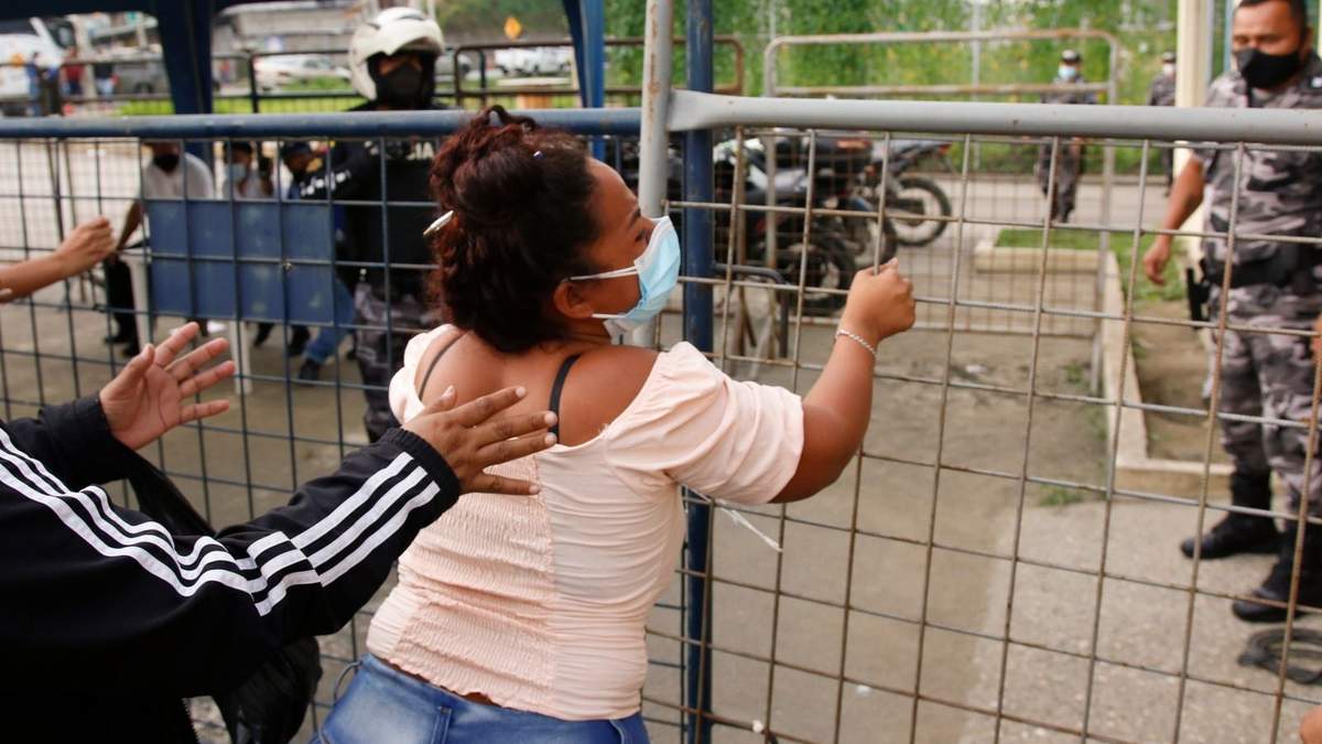 Familiares de presos afuera del penal de Guayaquil, en Ecuador