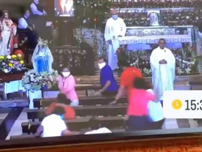 Exreportero golpea a tres mujeres en misa porque 'sintió un milagro”