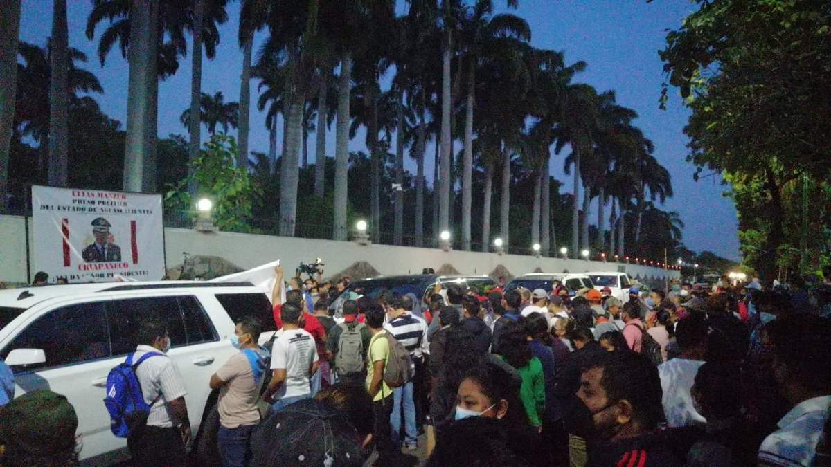 Decenas de personas rodearon el convoy en el que iba el presidente