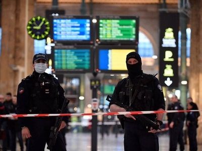 El hombre que apuñaló a seis personas en el metro de París tenía una orden de expulsión de Francia