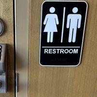 Cambio de política en Starbucks desata debate sobre acceso a baños
