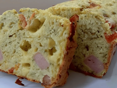 Con 2 huevos y mucho jamón, queso y salame: prepará este budín salado, súper rendidor para la cena