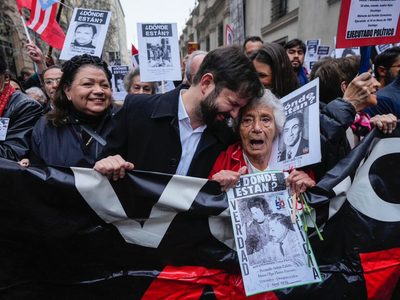 Con algunos incidentes de violencia, chilenos marchan para recordar a las víctimas de la dictadura