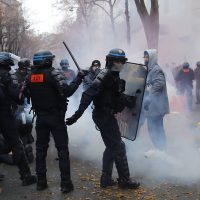 Otra jornada de caos en Francia: casi un centenar de detenidos y decenas de policías heridos
