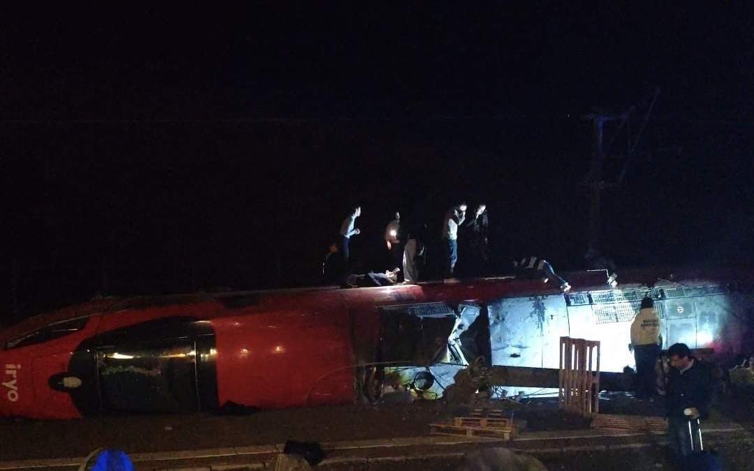 Dos trenes chocan tras descarrilamiento en España; hay al menos 5 muertos y 25 heridos