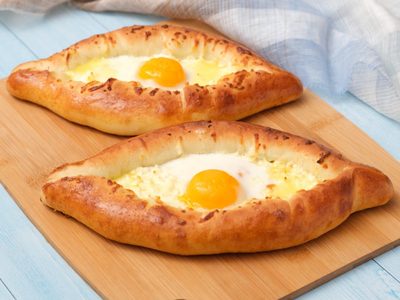 Pan relleno o khachapuri: la receta de la cocina europea que no puede faltar en tus picadas del finde