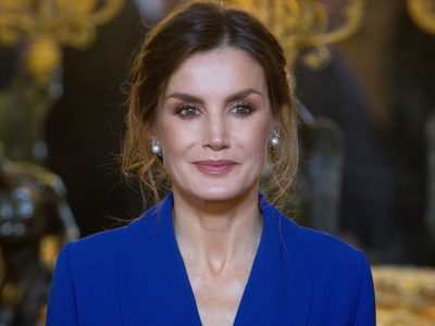 Lo vieron todos: el pequeño accidente que sufrió la reina Letizia con su cartera