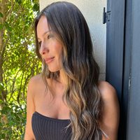 Brillo y caída fluida: Pampita y Mariana Fabbiani eligen la prenda perfecta para un look elegante y femenino
