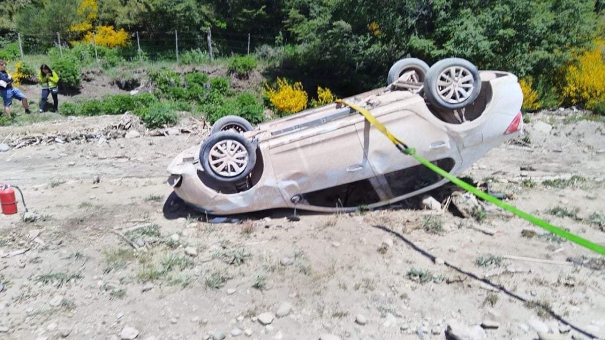 Auto volcado en el accidente de la Ruta 63. Fuente: (Bomberos Voluntarios).