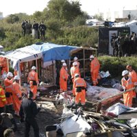 Desmantela Francia campamento de inmigrantes en Calais