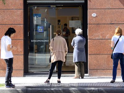 Siete de cada diez argentinos gastan su sueldo en menos de 14 días