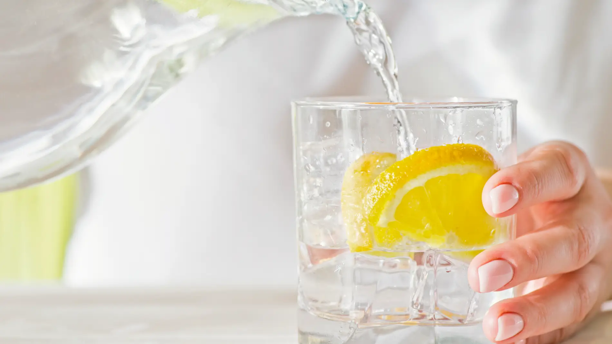 Agua con limón. Fuente: (Instagram)