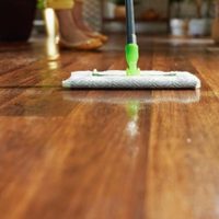 En minutos y con 3 ingredientes: el secreto de las abuelas para mantener tus pisos de madera impecables por años