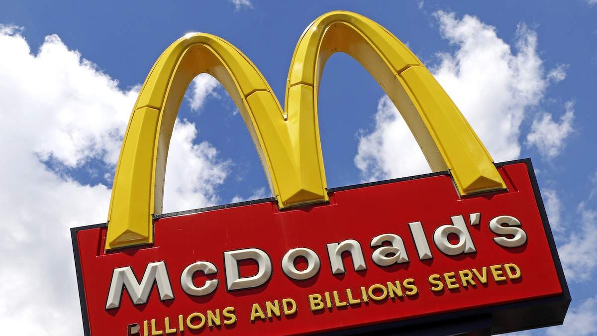 Un letrero afuera de un restaurante de McDonald's en Pittsburgh