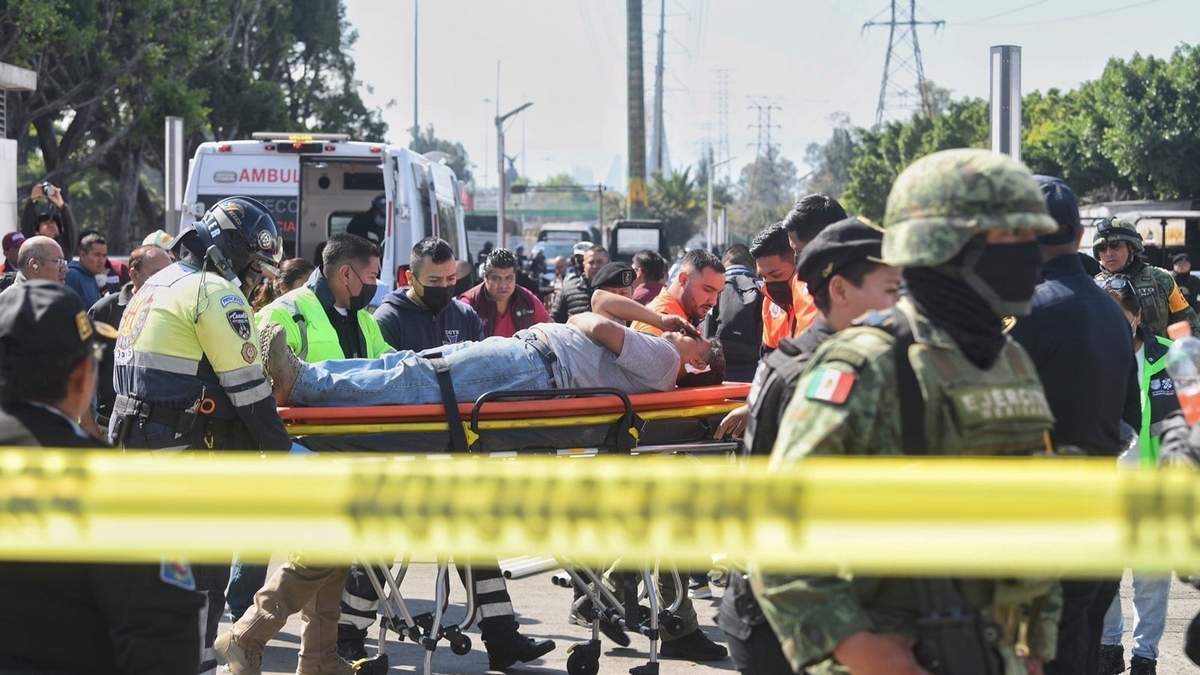Paramédicos atienden a un herido en el choque en el Metro