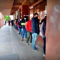 Qué sucedió: larguísima fila de personas en el centro de Bariloche