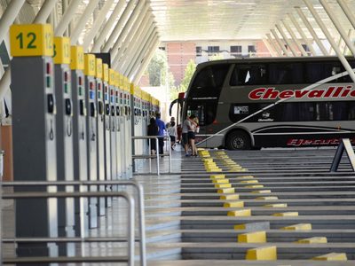 Volvía a Neuquén en colectivo, tenía coronavirus y tuvieron que internarlo