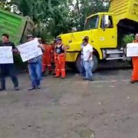 Choferes de camiones de volteo paralizan obras de relleno en Dos Bocas por falta de pago