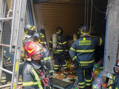 Incendio en bodega del Centro de la CDMX deja 22 bomberos intoxicados