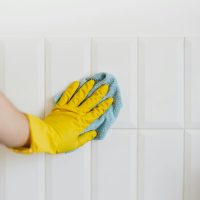 Elimina las manchas de humedad del baño utilizando sólo un producto