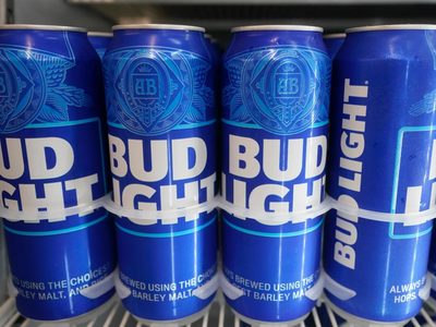 Modelo rebasa a Bud Light como la cerveza más vendida en EU