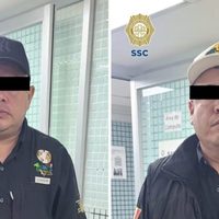 Detienen a dos hombres en el Zócalo de la CDMX por transportar un mono, un caimán y una serpiente