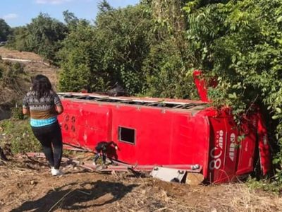 Muere una mujer en volcadura de autobús de ADO en Veracruz