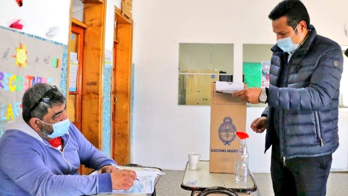 Votó Osvaldo Llancafilo. Fuente: (Twitter)