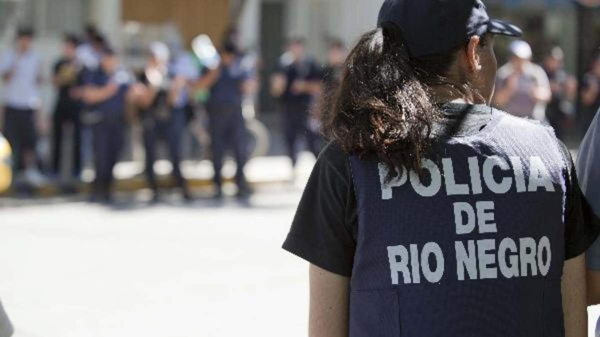 Efectivos de la Policía de Río Negro desarticularon una fiesta clandestina. Fuente: (Twitter)