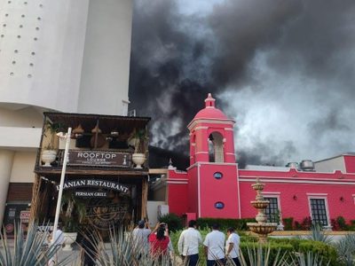 Arde el hotel Kristal de Cancún; desalojan a mil turistas (Video)