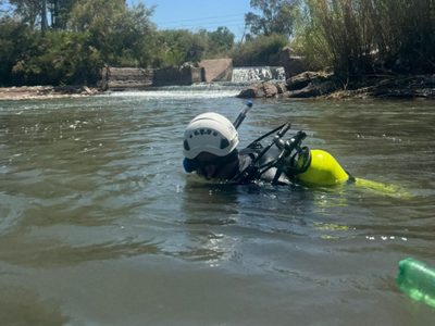 El equipo de buceo busca a Rita en el canal Cacique Guaymallén