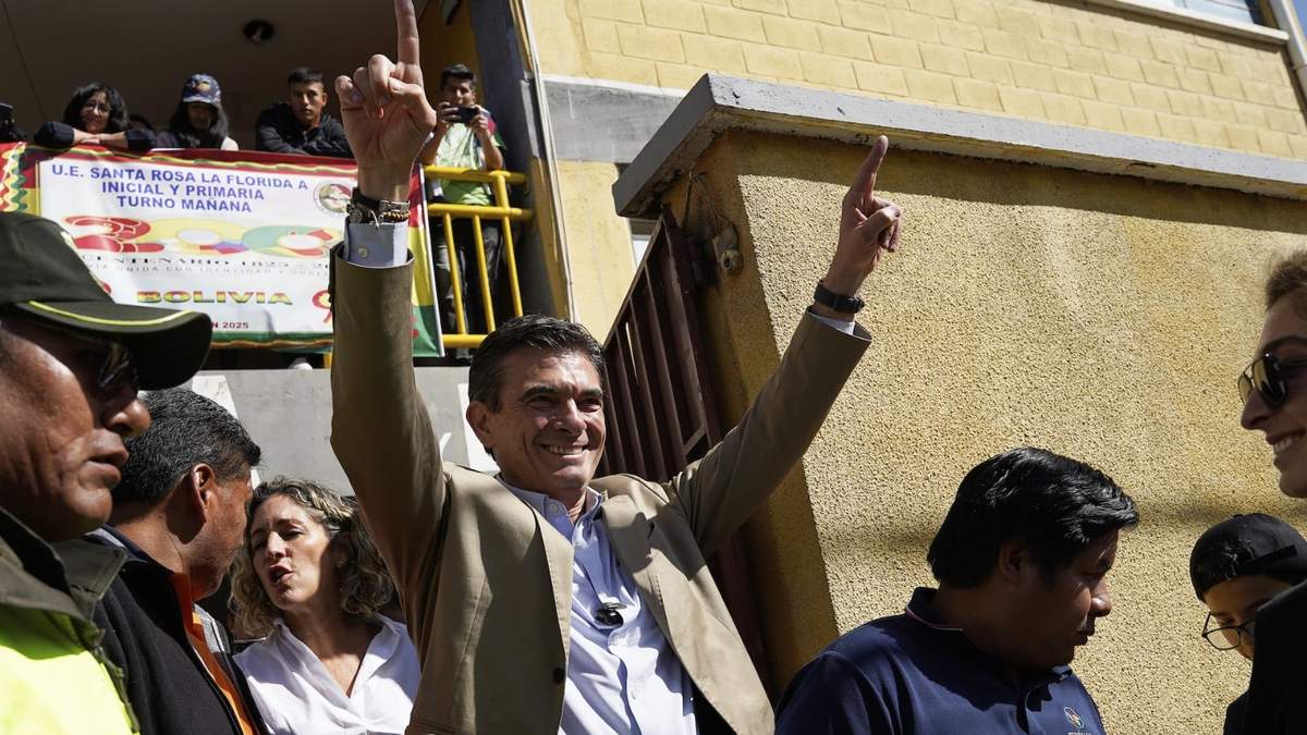 El candidato Rodrigo Paz saluda luego de acompañar a su hija Catalina a votar en las elecciones presidenciales