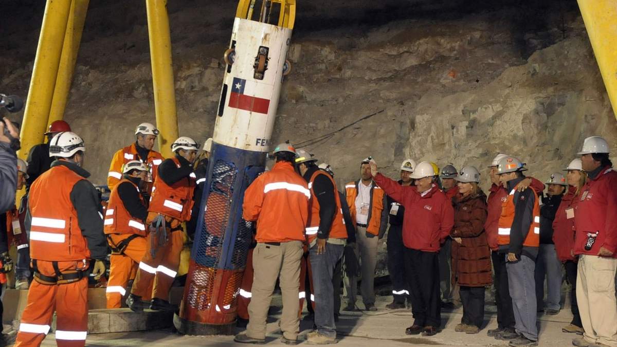 Más de 60 socorristas intentan rescatar con vida a los trabajadores de la mina en China. Fuente: (Twitter)
