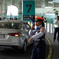 Taxistas niegan acuerdo para permitir Uber o Didi en el AICM por el Mundial 2026