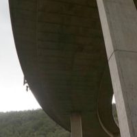 Autobús cae de un puente y causa la muerte de 45 personas; un niño sobrevive