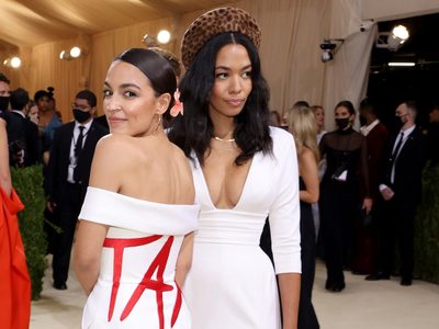 El reclamo por el impuesto a los ricos se cuela en la Met Gala 2021