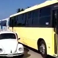 Transportistas bloquean vía turística para exigir seguridad en Acapulco