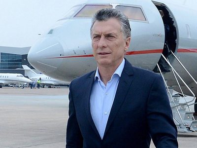 Mauricio Macri volvió de Arabia Saudita y su defensa pidió un permiso para otra salida