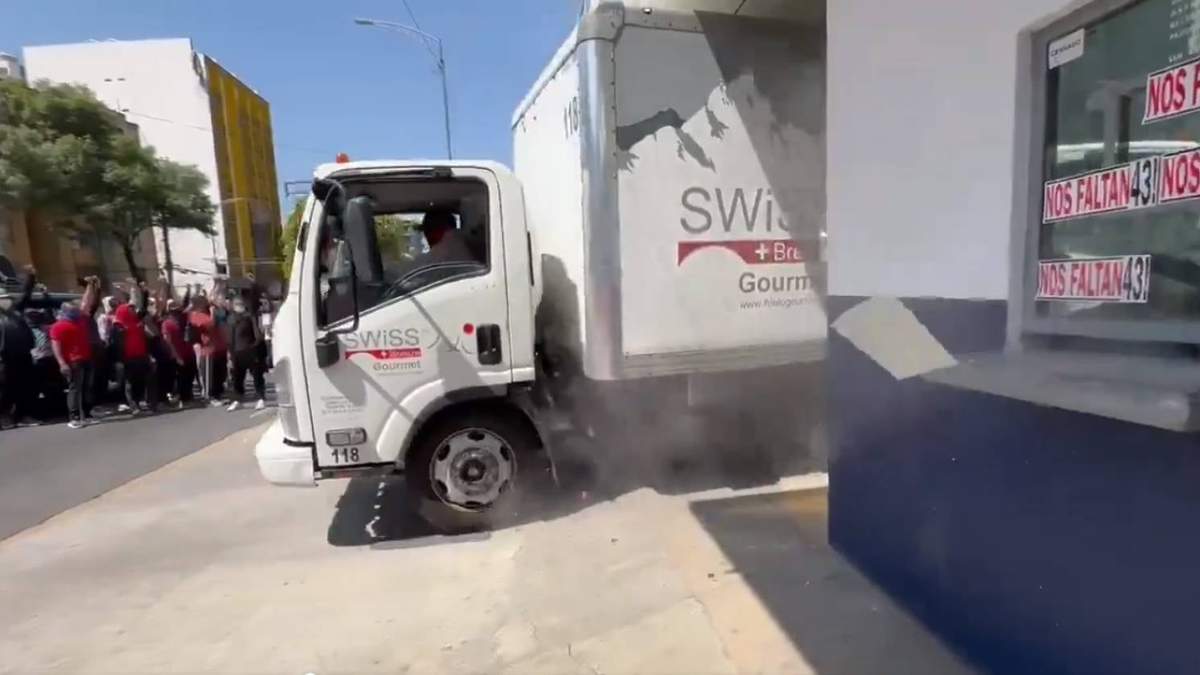 Normalistas estrellaron un camión reparridor de agua en el Centro Federal de Arraigos