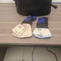 Taxista devuelve maleta con 100 mil pesos que pasajero olvidó en el asiento trasero