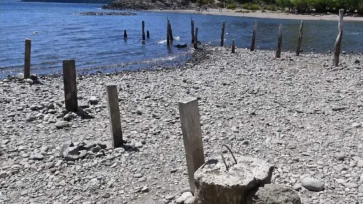 La crisis hídrica se refleja en la baja del lago Nahuel Huapi. Fuente: (La Montaña)