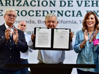 AMLO firma decreto para regularizar los autos chocolate, y promueve la revocación de mandato