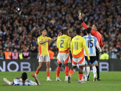 Un gran susto: un futbolista de la Selección de Colombia se desplomó en pleno partido