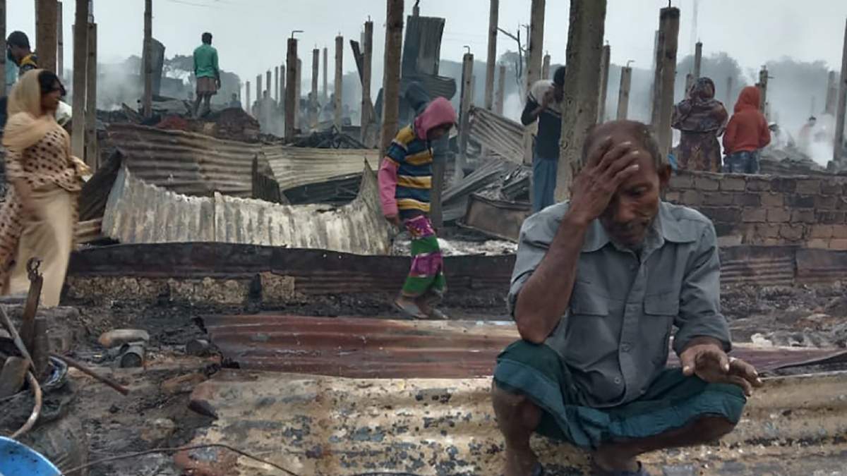 Un refugiado rohingya sobre las ruinas de su casa en el campo de refugiados de Bangladesh. Fuente: (Twitter)