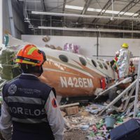 El gobierno federal abre investigación por el desplome de una avioneta en una Bodega Aurrerá