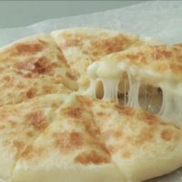 Pan de queso sin horno, sin levadura y muy fácil: la receta ideal para llevar el pan a otro nivel